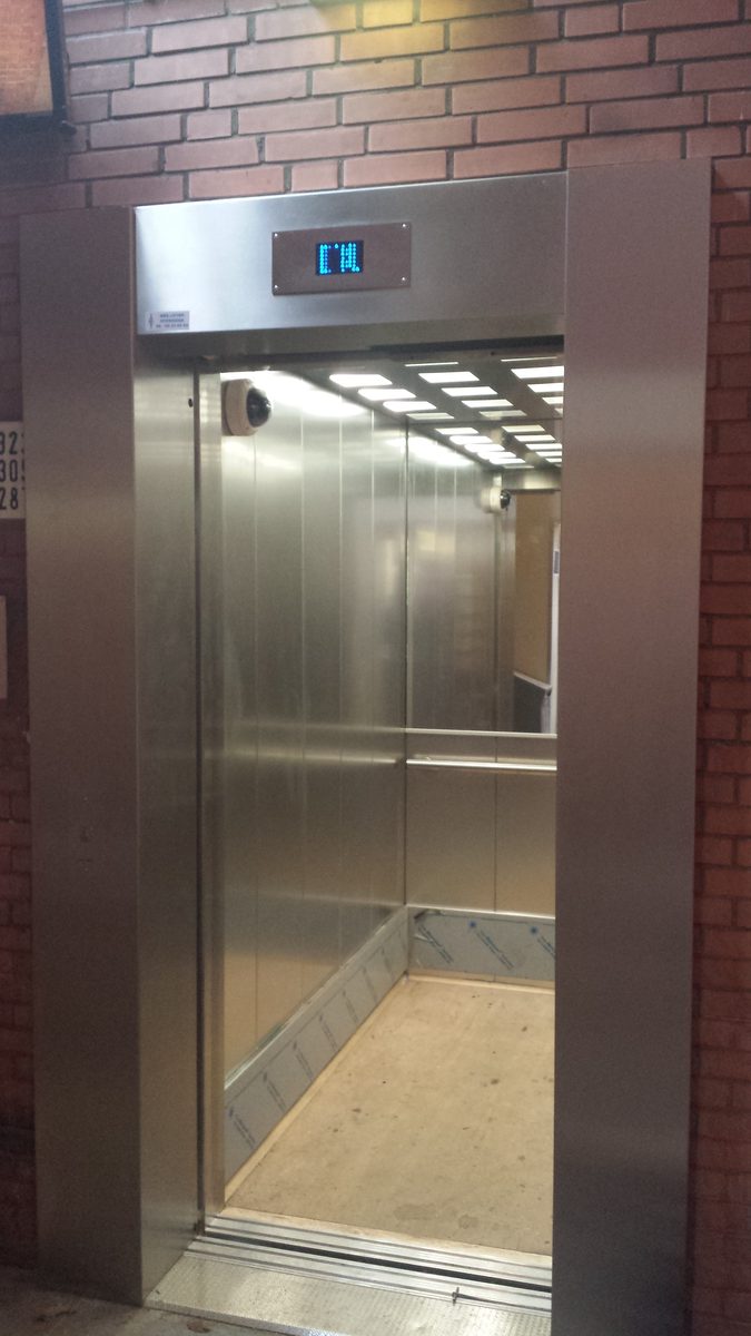 Schone RVS-lift met dome-camera in plafond