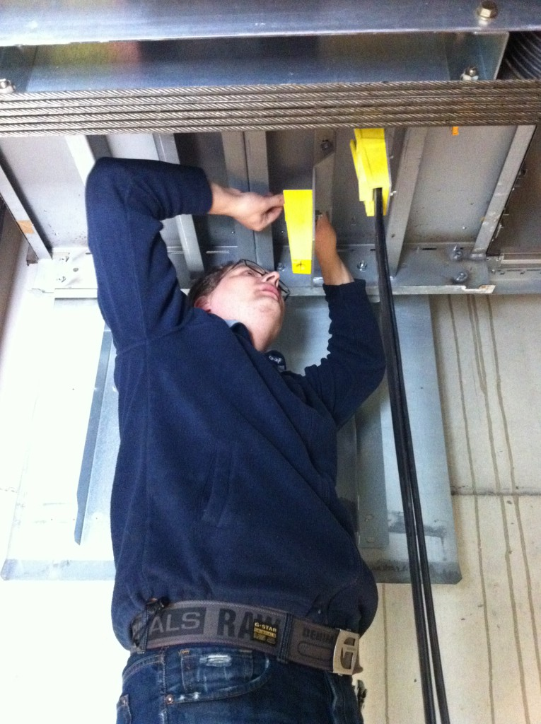 Vedicom monteur in liftschacht
